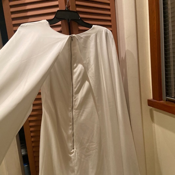 NWT Lavish Alice Cape Dress in White US Size 8 - Picture 3 of 5